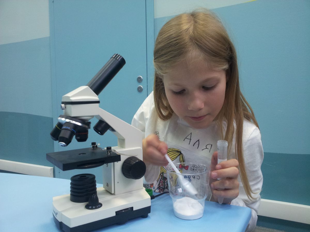 Урок биологии про. Микроскоп для детей. Ребенок у микроскопа в школе. Цифровые микроскопы для школьников. Микроскоп для уроков биологии.
